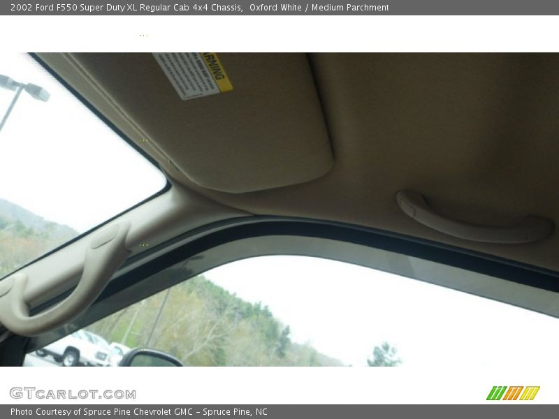 Oxford White / Medium Parchment 2002 Ford F550 Super Duty XL Regular Cab 4x4 Chassis
