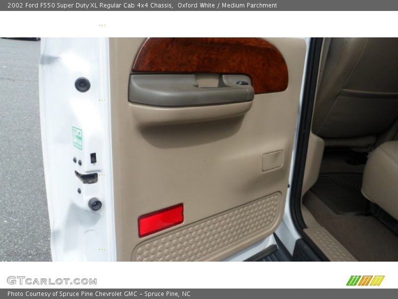 Oxford White / Medium Parchment 2002 Ford F550 Super Duty XL Regular Cab 4x4 Chassis
