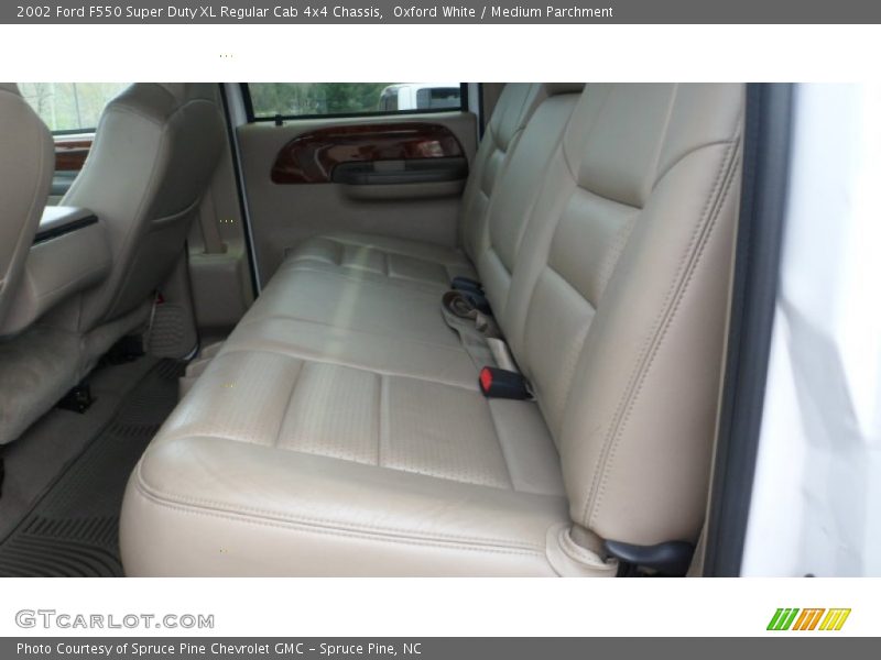 Oxford White / Medium Parchment 2002 Ford F550 Super Duty XL Regular Cab 4x4 Chassis