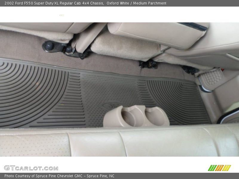 Oxford White / Medium Parchment 2002 Ford F550 Super Duty XL Regular Cab 4x4 Chassis