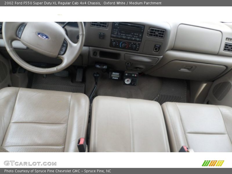 Oxford White / Medium Parchment 2002 Ford F550 Super Duty XL Regular Cab 4x4 Chassis