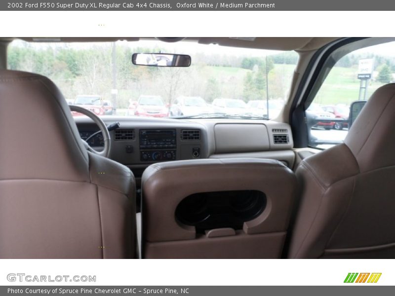 Oxford White / Medium Parchment 2002 Ford F550 Super Duty XL Regular Cab 4x4 Chassis