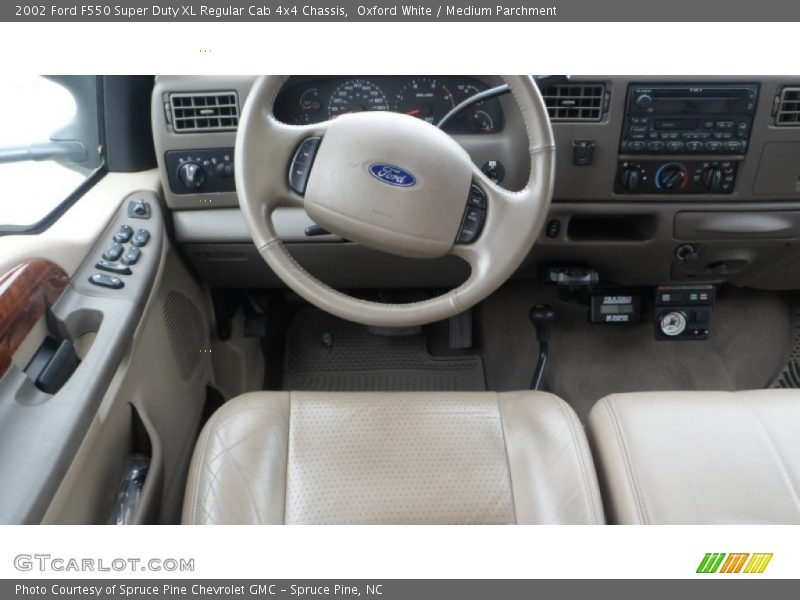 Oxford White / Medium Parchment 2002 Ford F550 Super Duty XL Regular Cab 4x4 Chassis