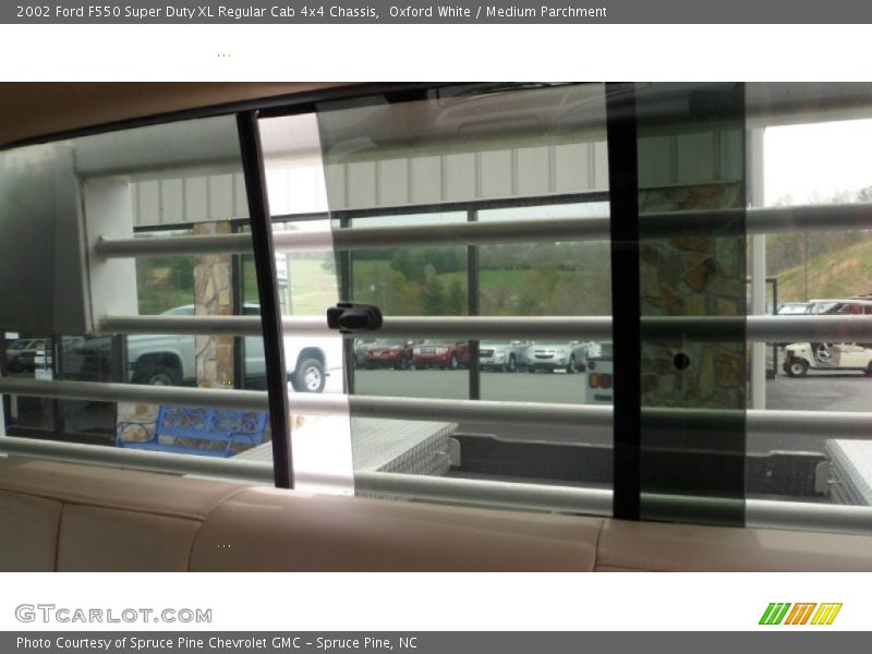 Oxford White / Medium Parchment 2002 Ford F550 Super Duty XL Regular Cab 4x4 Chassis