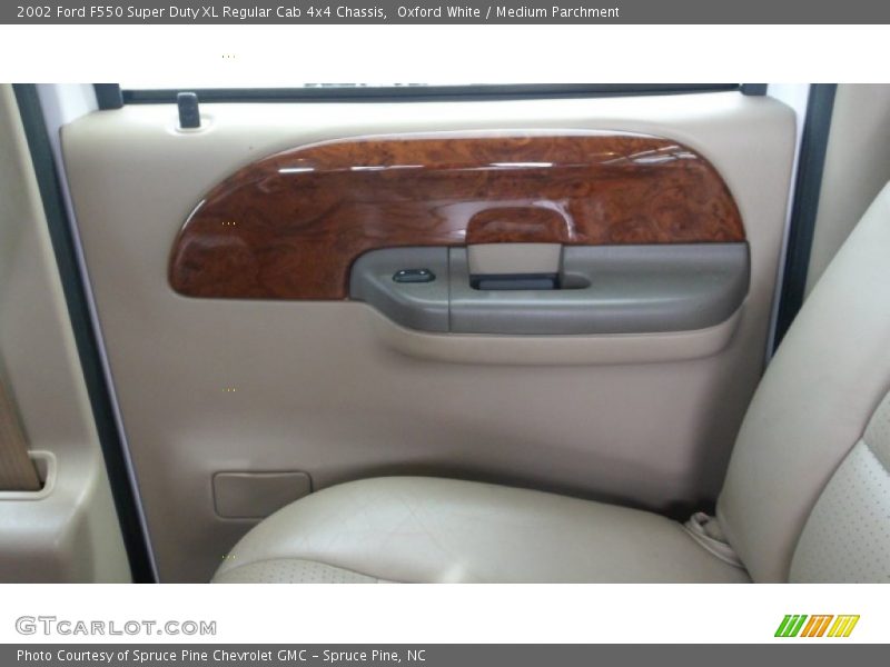 Oxford White / Medium Parchment 2002 Ford F550 Super Duty XL Regular Cab 4x4 Chassis