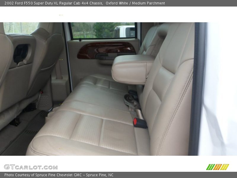 Oxford White / Medium Parchment 2002 Ford F550 Super Duty XL Regular Cab 4x4 Chassis