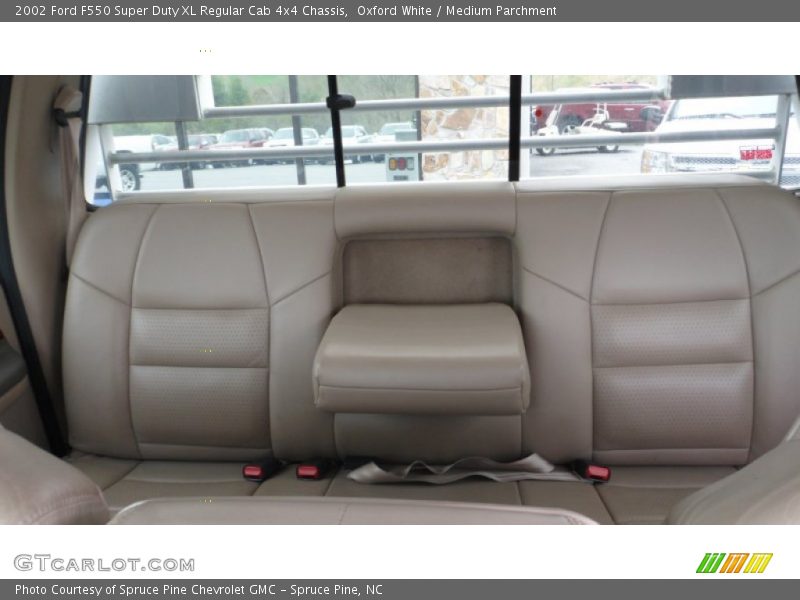 Oxford White / Medium Parchment 2002 Ford F550 Super Duty XL Regular Cab 4x4 Chassis