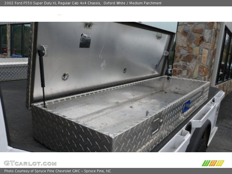 Oxford White / Medium Parchment 2002 Ford F550 Super Duty XL Regular Cab 4x4 Chassis