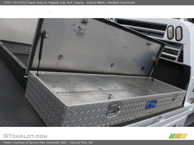 Oxford White / Medium Parchment 2002 Ford F550 Super Duty XL Regular Cab 4x4 Chassis