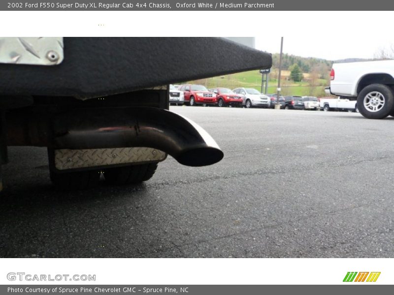 Oxford White / Medium Parchment 2002 Ford F550 Super Duty XL Regular Cab 4x4 Chassis