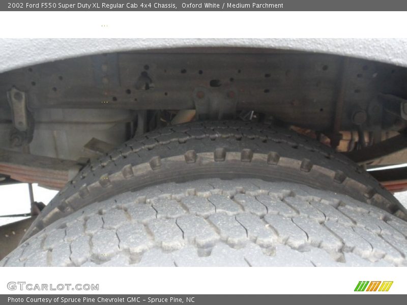 Oxford White / Medium Parchment 2002 Ford F550 Super Duty XL Regular Cab 4x4 Chassis