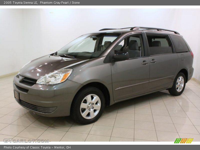 Front 3/4 View of 2005 Sienna LE