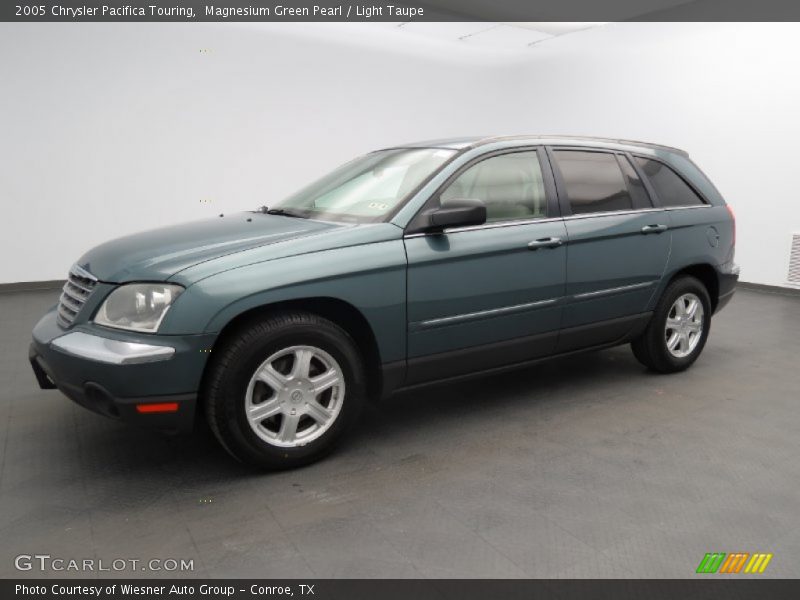 Front 3/4 View of 2005 Pacifica Touring