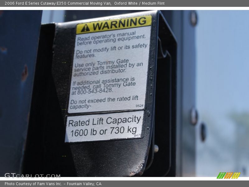 Oxford White / Medium Flint 2006 Ford E Series Cutaway E350 Commercial Moving Van