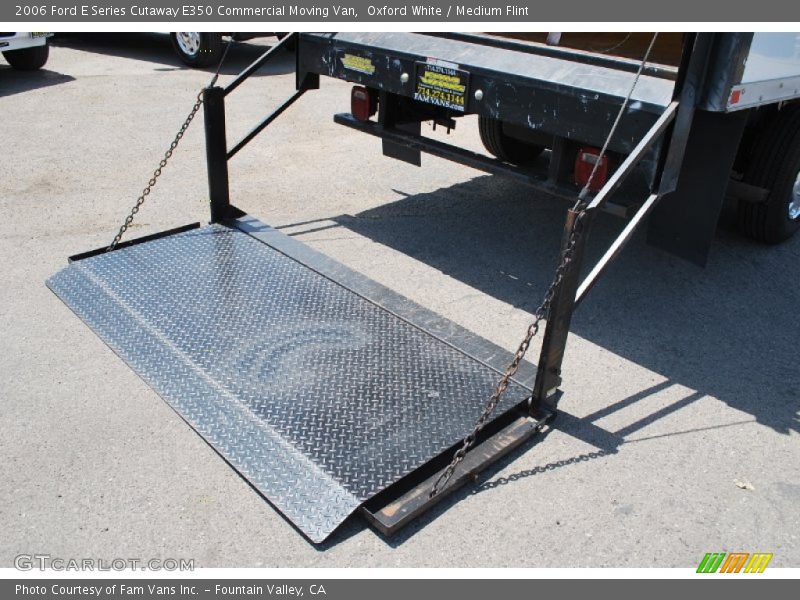 Oxford White / Medium Flint 2006 Ford E Series Cutaway E350 Commercial Moving Van