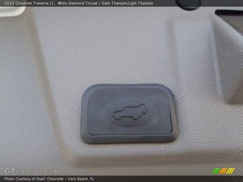 White Diamond Tricoat / Dark Titanium/Light Titanium 2013 Chevrolet Traverse LT