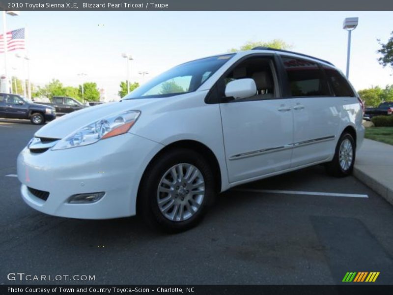 Front 3/4 View of 2010 Sienna XLE