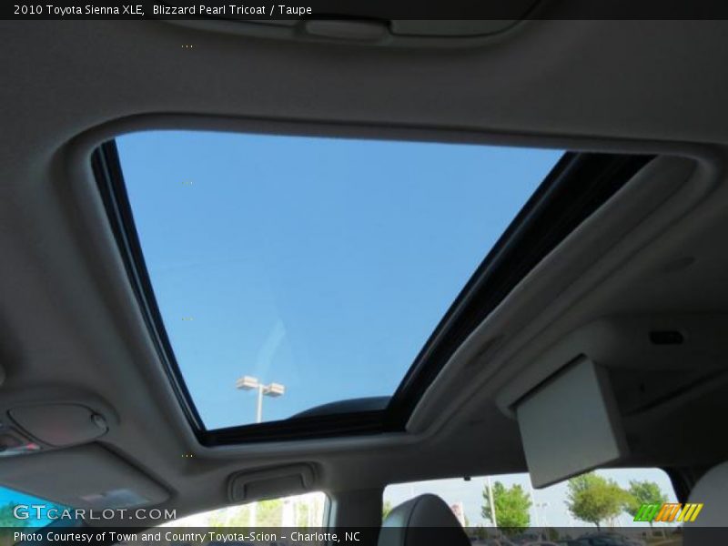 Blizzard Pearl Tricoat / Taupe 2010 Toyota Sienna XLE