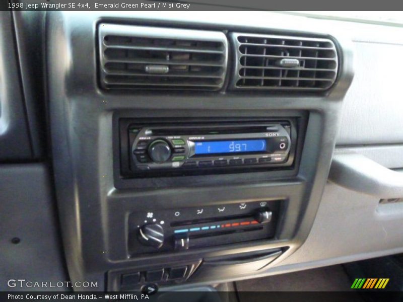 Emerald Green Pearl / Mist Grey 1998 Jeep Wrangler SE 4x4