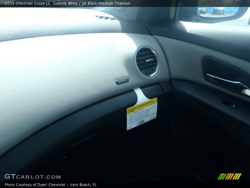 Summit White / Jet Black/Medium Titanium 2013 Chevrolet Cruze LS
