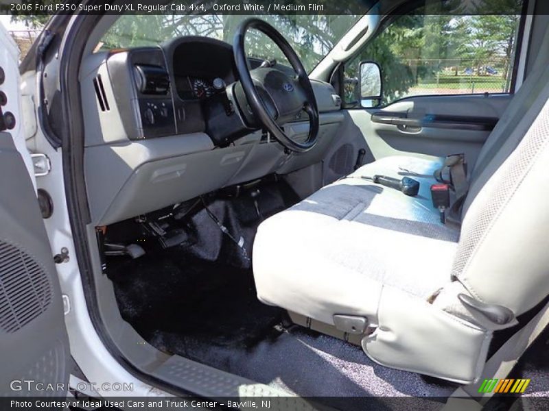 Oxford White / Medium Flint 2006 Ford F350 Super Duty XL Regular Cab 4x4