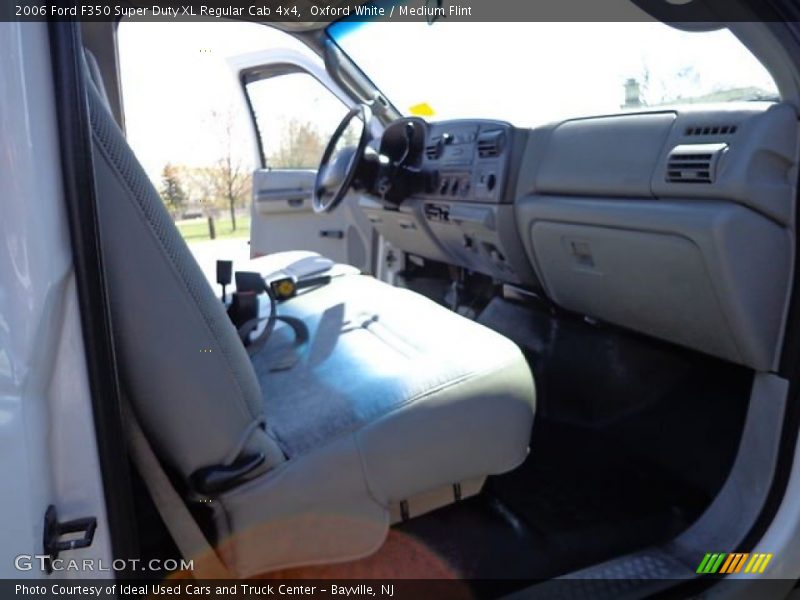 Oxford White / Medium Flint 2006 Ford F350 Super Duty XL Regular Cab 4x4