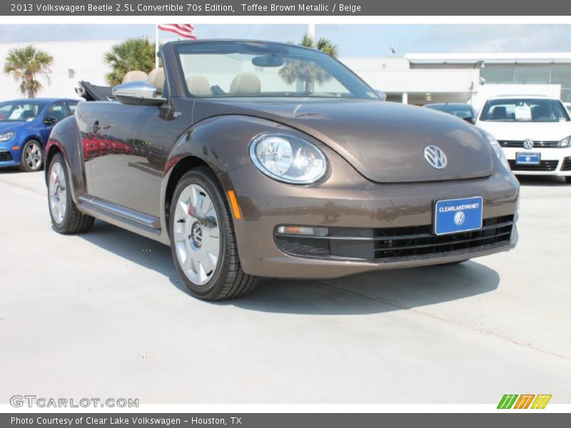Toffee Brown Metallic / Beige 2013 Volkswagen Beetle 2.5L Convertible 70s Edition