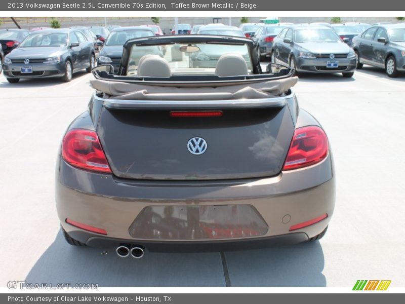 Toffee Brown Metallic / Beige 2013 Volkswagen Beetle 2.5L Convertible 70s Edition