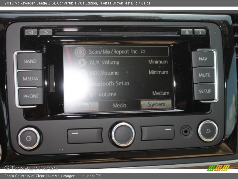 Controls of 2013 Beetle 2.5L Convertible 70s Edition
