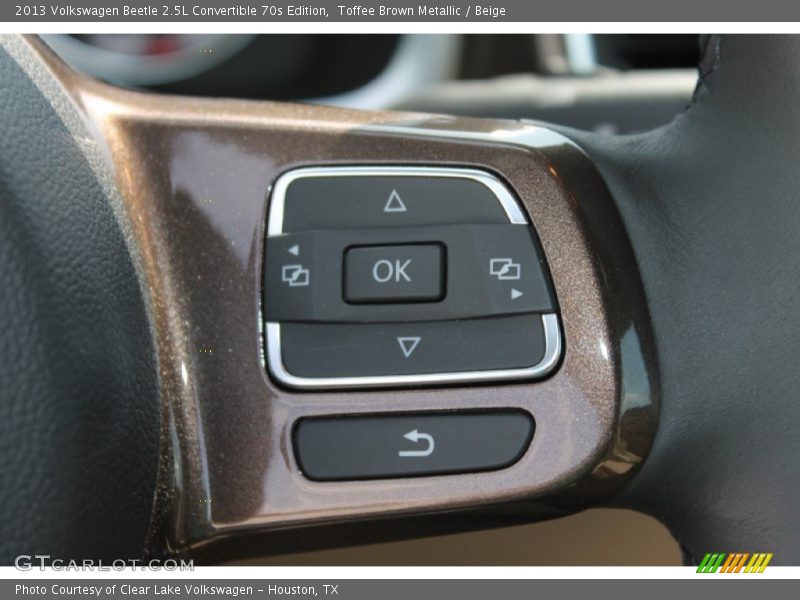 Controls of 2013 Beetle 2.5L Convertible 70s Edition