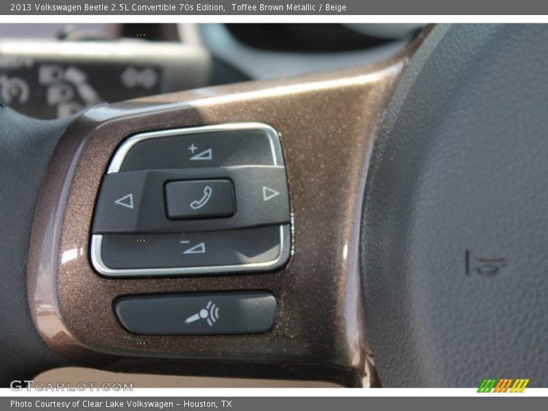 Controls of 2013 Beetle 2.5L Convertible 70s Edition