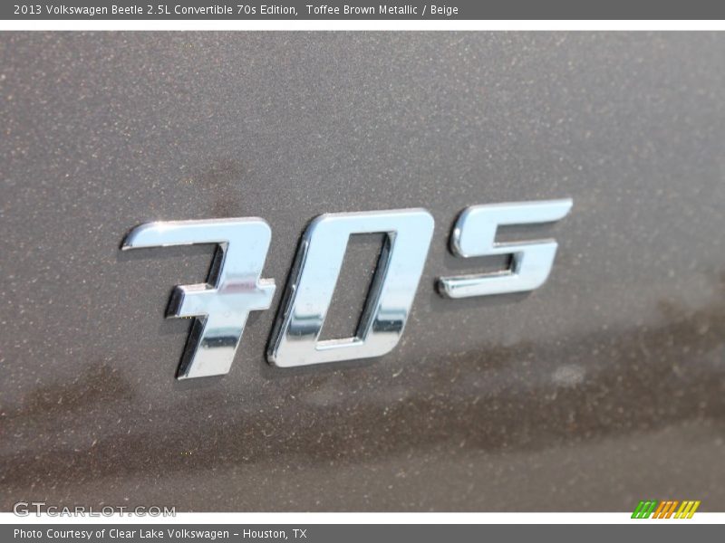  2013 Beetle 2.5L Convertible 70s Edition Logo