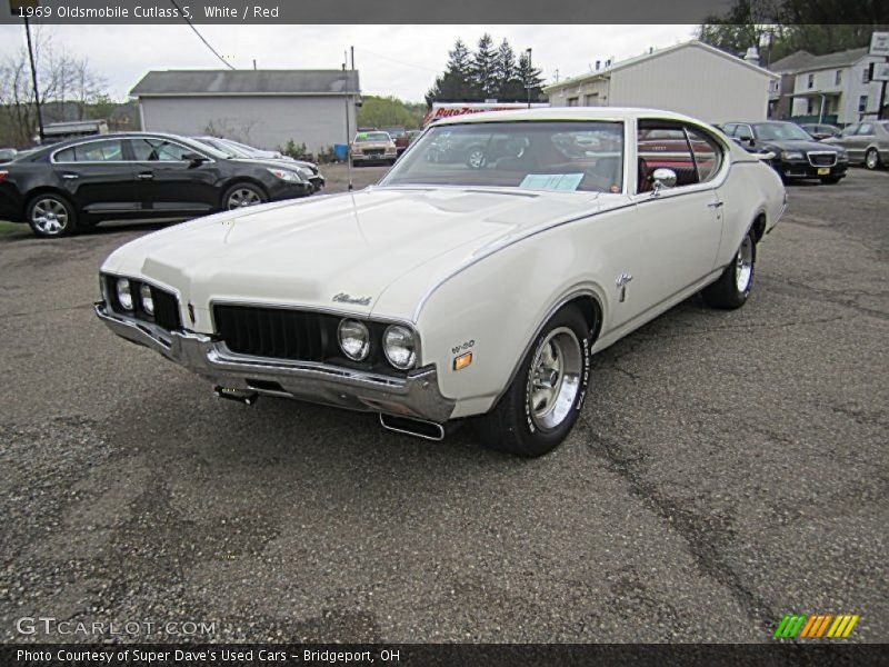 Front 3/4 View of 1969 Cutlass S