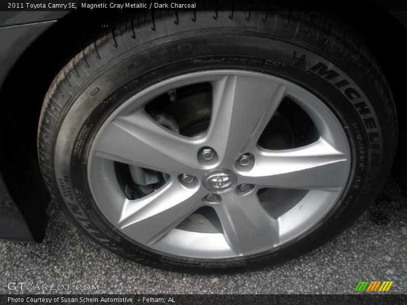 Magnetic Gray Metallic / Dark Charcoal 2011 Toyota Camry SE