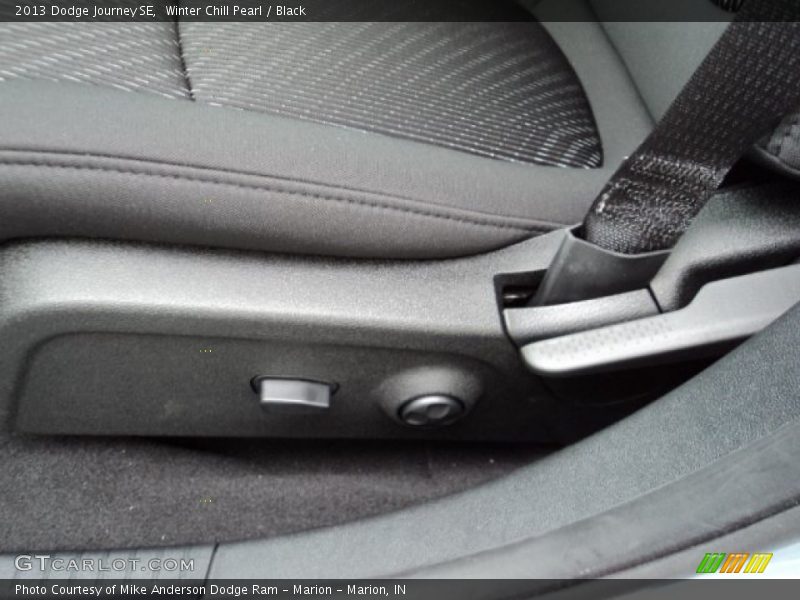 Winter Chill Pearl / Black 2013 Dodge Journey SE