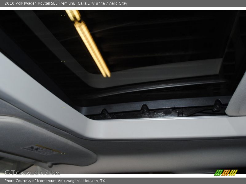 Calla Lilly White / Aero Gray 2010 Volkswagen Routan SEL Premium