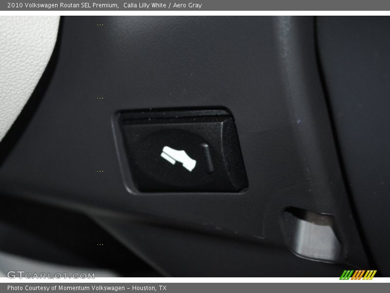 Calla Lilly White / Aero Gray 2010 Volkswagen Routan SEL Premium