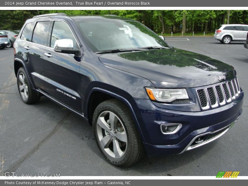 Front 3/4 View of 2014 Grand Cherokee Overland