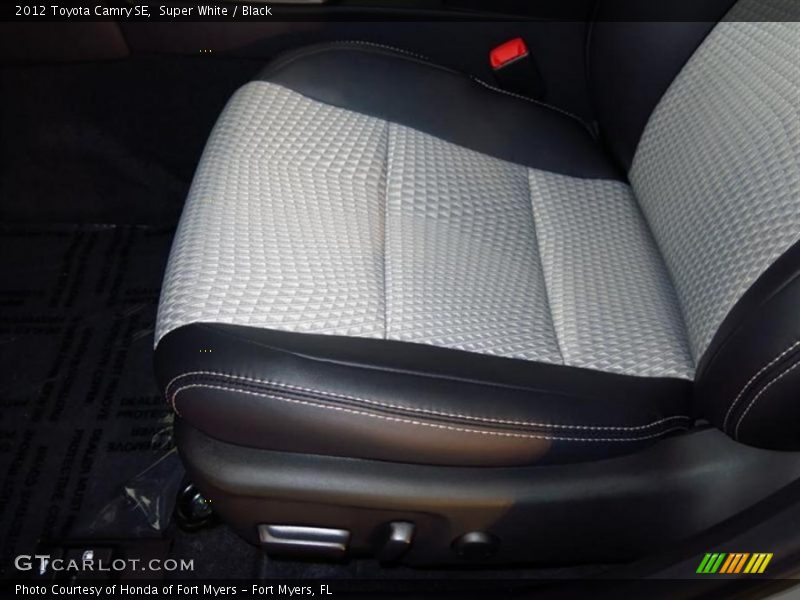 Super White / Black 2012 Toyota Camry SE