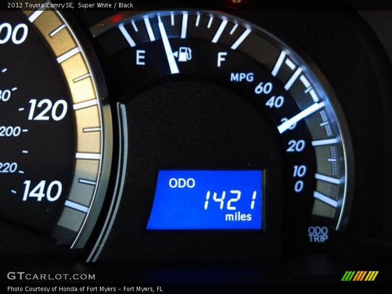 Super White / Black 2012 Toyota Camry SE