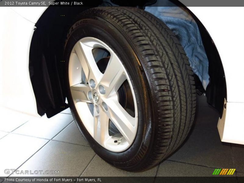 Super White / Black 2012 Toyota Camry SE