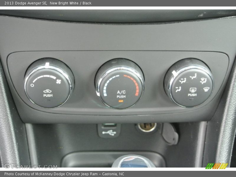 New Bright White / Black 2013 Dodge Avenger SE