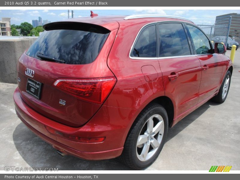 Garnet Red Pearl Effect / Black 2010 Audi Q5 3.2 quattro