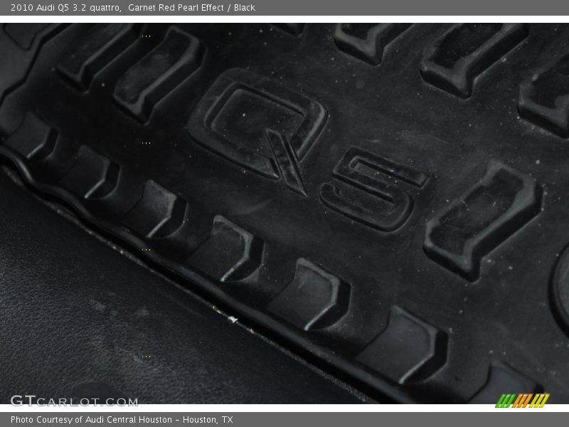 Garnet Red Pearl Effect / Black 2010 Audi Q5 3.2 quattro