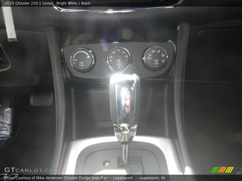 Bright White / Black 2013 Chrysler 200 S Sedan