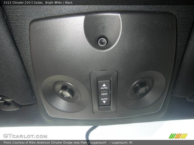 Bright White / Black 2013 Chrysler 200 S Sedan