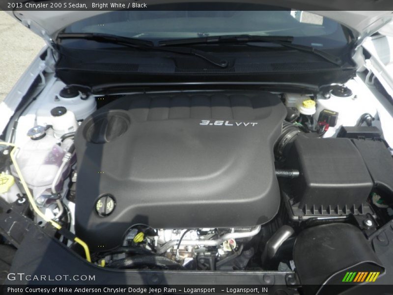 Bright White / Black 2013 Chrysler 200 S Sedan