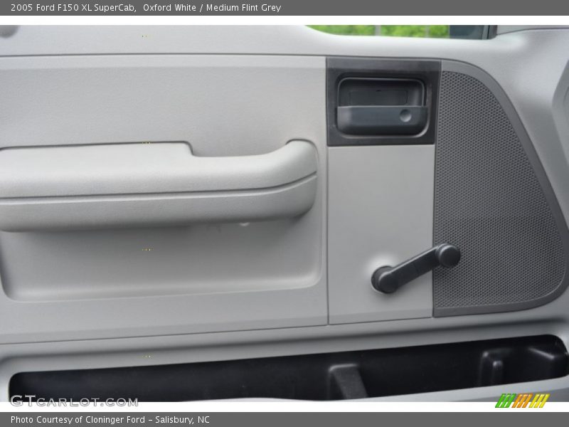 Oxford White / Medium Flint Grey 2005 Ford F150 XL SuperCab