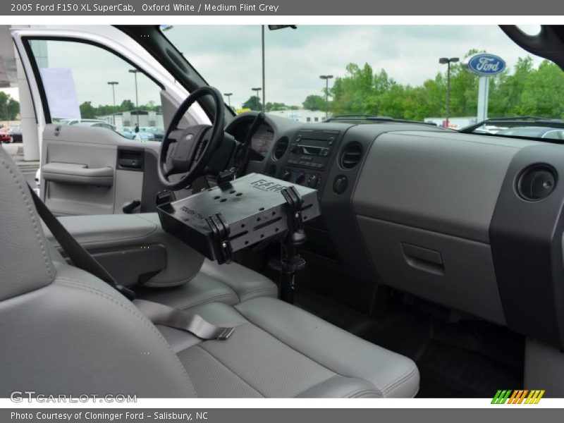 Oxford White / Medium Flint Grey 2005 Ford F150 XL SuperCab