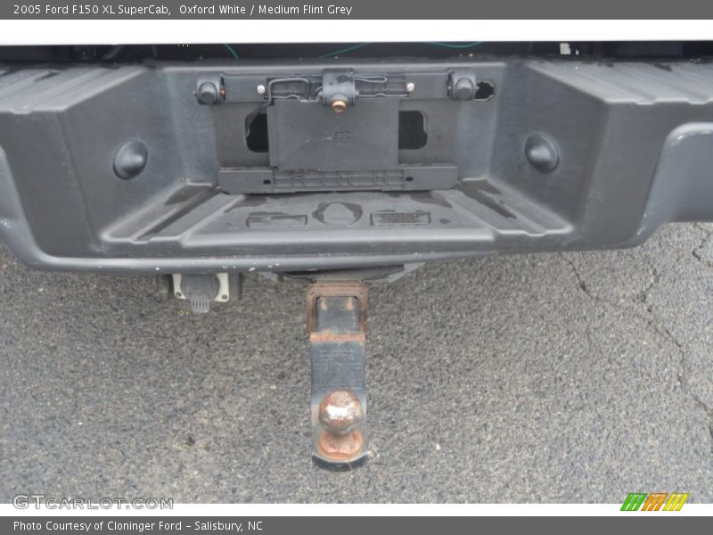 Oxford White / Medium Flint Grey 2005 Ford F150 XL SuperCab